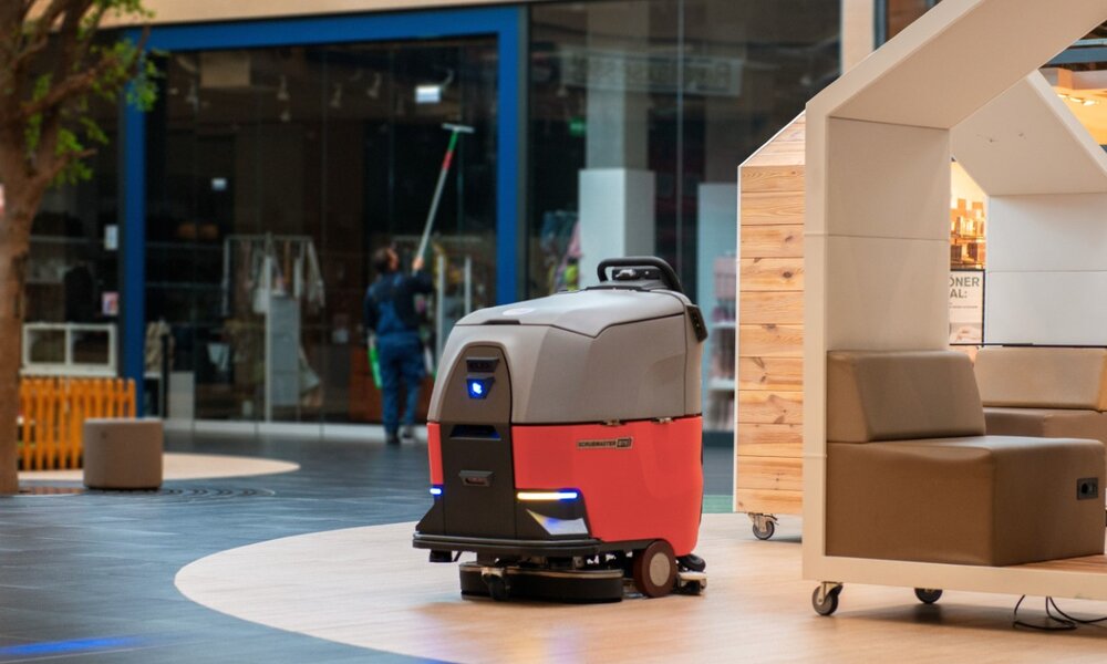 Autonome Bodenreinigungsmaschine reinigt komplett selbständig ein Einkaufszentrum