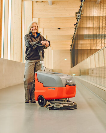 Bodenreinigungsmaschine zur Nassreinigung Hako Scrubmaster B25 Scheuersaugmaschine von Stangl