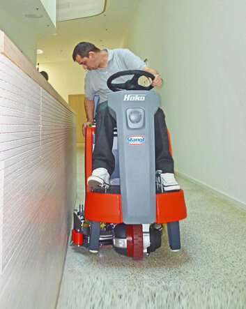 Kompakte Aufsitz-Bodenreinigungsmaschine B75R ideal für geringe Durchfahrtsbreiten