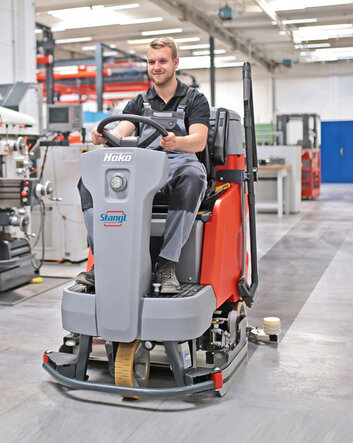 Aufsitz-Bodenreinigungsmaschine zur Nassreinigung Hako Scrubmaster B120 von Stangl