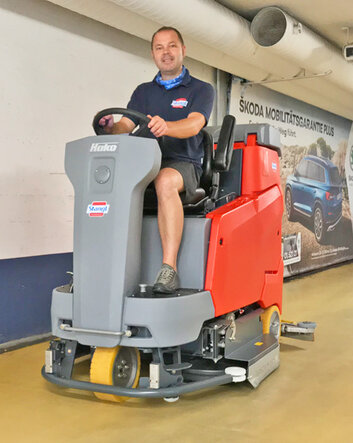 Aufsitz-Bodenreinigungsmaschine zur Nassreinigung Hako Scrubmaster B175R