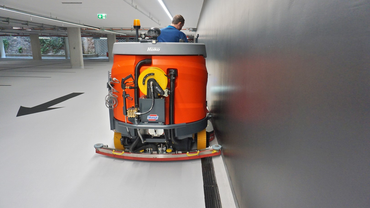 Stangl Bodenreinigungsmaschine B400R  bei der Reinigung einer Tiefgarage