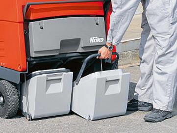 Zwei einzeln herausnehmbare große Schmutzbehälter der Kehrmaschine Sweepmaster B900-R von Stangl