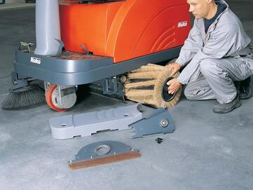 Werkzeugloser Wechsel der Kehrwalze bei der Hako Aufsitz-Kehrmaschine Sweepmaster 900-R von Stangl