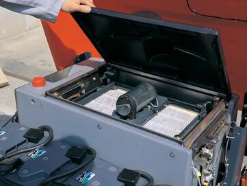 Übersichtlicher Motorraum der Hako Aufsitz-Kehrmaschine Sweepmaster 900-R von Stangl für Wartung und Service einfach zugänglich