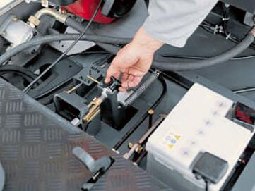 Werkzeuglose Verstellung des Kehrspiegels bei der Hako Aufsitz-Kehrmaschine Sweepmaster 900-R von Stangl