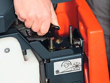 Einstellung der Hauptkehrwalze für ein perfektes Kehrbild der Kehrmaschine Hako Sweepmaster 1200-RH von Stangl