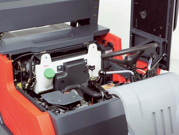 Leicht zugängliche Technik der Aufsitz-Kehrmaschine Hako Sweepmaster 1200-RH von Stangl 