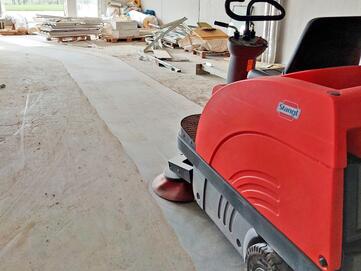 effiziente Kehrleistung auch auf der Baustelle mit der Hako Sweepmaster 900 Kehrmaschine von Stangl