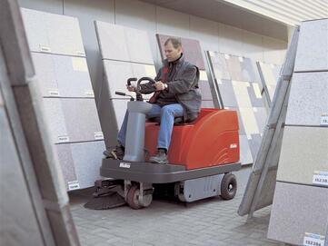 Hako Kehrsaugmaschine Sweepmaster B650 von Stangl mit Benzinantrieb