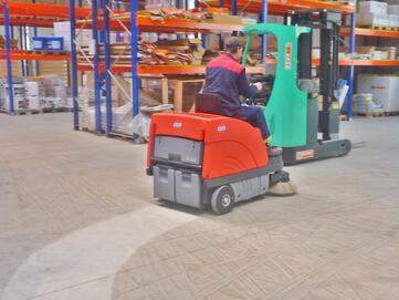 Die Hako Aufsitzkehrmaschine für gründlichen randnahes Kehren