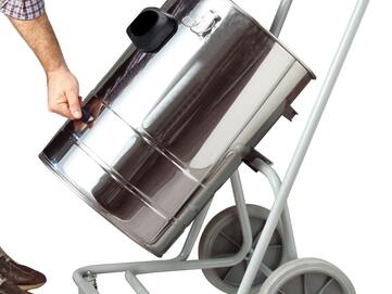 Kippbehälter aus Edelstahl zum einfachen Entleeren des StaVac Nass-Trockensauger von Stangl