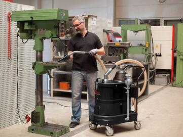 Der Industriesauger Ruwac R10 saugt Metallspäne