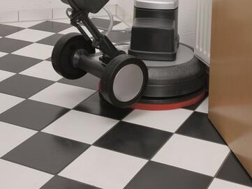 Randnahes Reinigen mit der Einscheibenmaschine ES 430 von Stangl