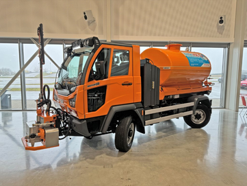 Der kompakte Geräteträger Multicar M41 ist multifunktional und kann mit diversen Anbaugeräten ausgestattet werden.