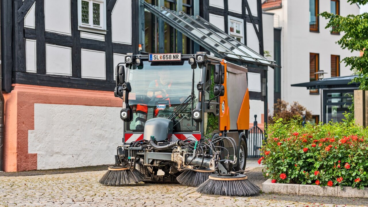 Hako Citymaster 2250 Kompaktkehrmaschine von Stangl | © Kompaktkehrmaschine Hako Citymaster 2250 mit 3 Besen Aggregat  von Stangl