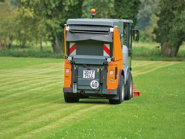 Grünflächen Mähen mit Absaugung auf Hako Citymaster 1650 von Stangl