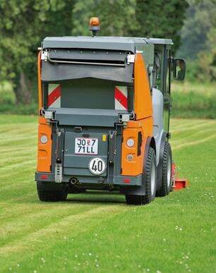 Grünflächen Mähen mit Absaugung auf Hako Citymaster 1650 von Stangl