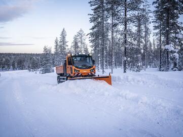 Professionelle Winterdienstausrüstung wie Schneepflug für den Multicar M41