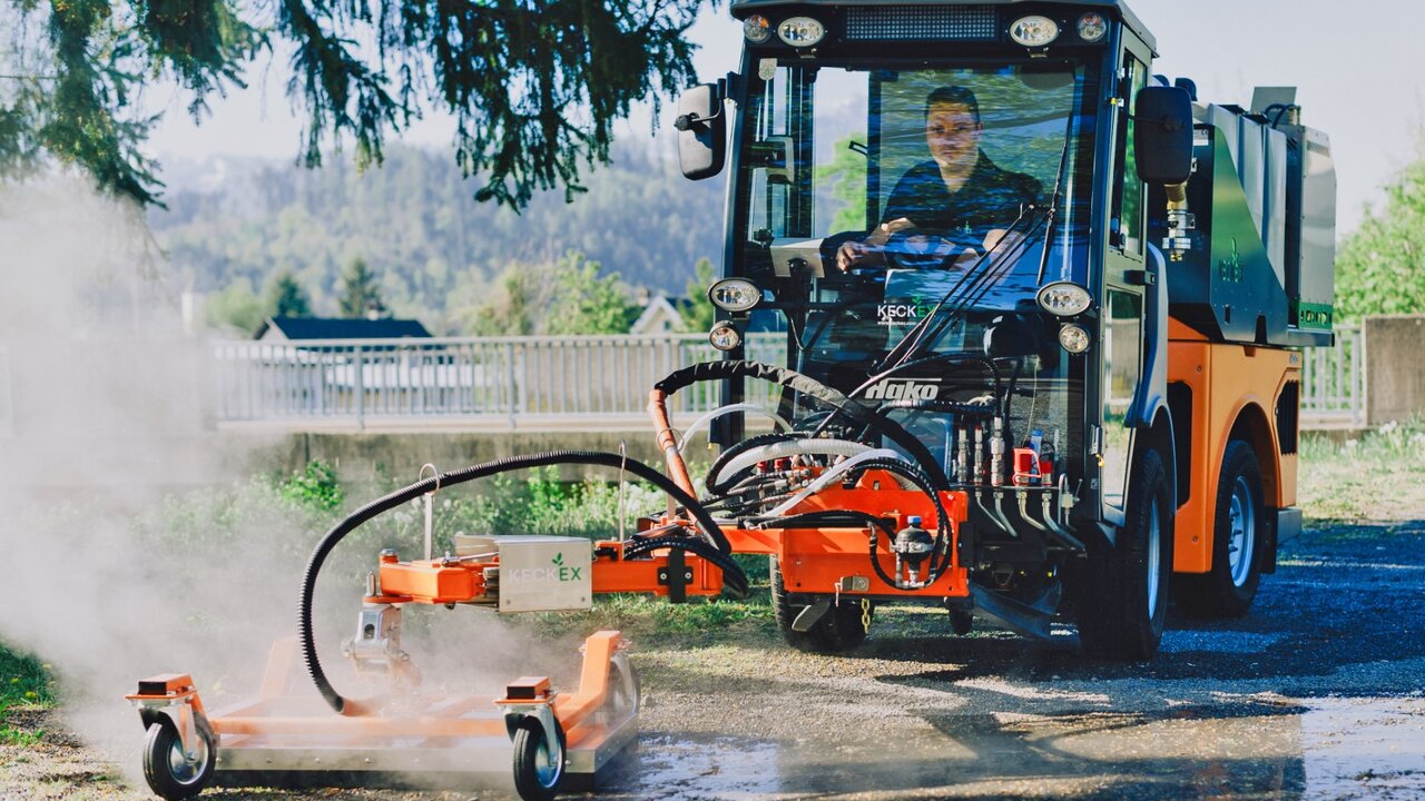 Keckex Heißwasseranlage zur Unkrautbekämpfung mit Geräteträger Hako Citymaster von Stangl