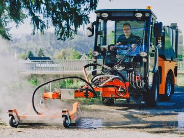 Keckex Heißwasseranlage zur Unkrautbekämpfung mit Geräteträger Hako Citymaster von Stangl