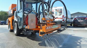 Straßen waschen mit Kommunalmaschine von Stangl Hako Citymaster mit Schwemmbalken