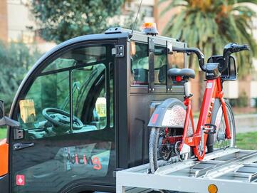 Ein Goupil G4 sammelt Cityfahrräder in einer städtischen Umgebung ein, umweltfreundlich und effizient. | © Goupil