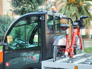 Ein Goupil G4 sammelt Cityfahrräder in einer städtischen Umgebung ein, umweltfreundlich und effizient. | © Goupil
