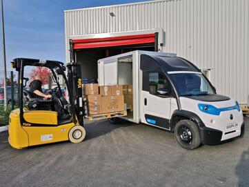 Goupil G6 Elektrotransporter mit Kastenaufbau, emissionsfrei im Logistikbereich im Einsatz | © Goupil