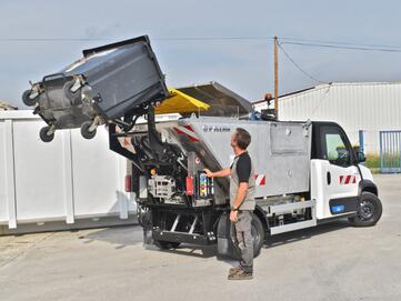 Abfallentsorgung mit dem Müllkipper des Elektronutzfahrzeugs Goupil G6 von Stangl | © Goupil
