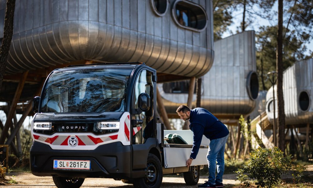 Elektrotransporter Goupil G4+ wird mit Reinigungsgeräten für kommunale Reinigung beladen – Stangl Reinigungstechnik