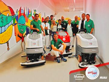 das Team der Kepler Universitätsklinik in Linz übernimmt zwei neue Bodenreinigungsmaschinen mit Hako AntiBac von Stangl