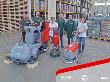 Mitarbeiter in Enns bei der Übernahme von Bodenreinigungsmaschinen von Stangl Reinigungstechnik