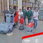 Mitarbeiter in Enns bei der Übernahme von Bodenreinigungsmaschinen von Stangl Reinigungstechnik