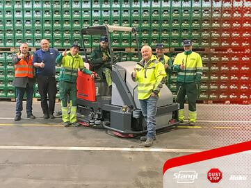 Mitarbeiter bei der Übergabe einer Kombinationsreinigungsmaschine mit Hochentleerung für große Flächen von Stangl in Leoben