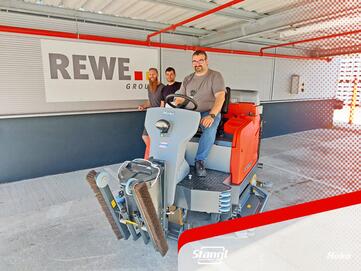 Mitarbeiter bei der Übergabe einer Kombinationsreinigungsmaschine mit Besen Tool für große Flächen von Stangl in Ohlsdorf