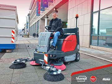 die neue Kehrmaschine von Stangl für Real-Treuhand in Linz, ist mit vier Seitenbesen ausgestattet und erreicht damit eine Gesamt-Arbeitsbreite von 2,5 Meter