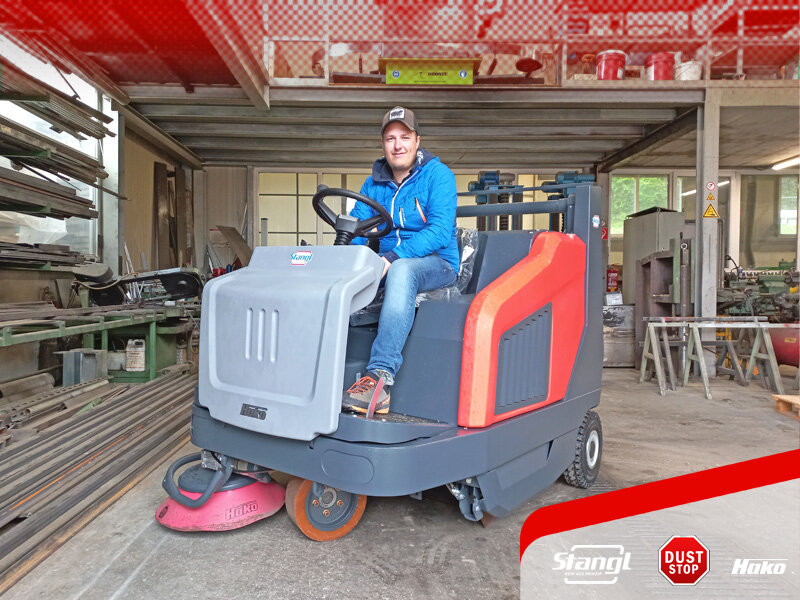 Mitarbeiter in Leogang übernimmt neue Aufsitz-Kehrmaschine von Stangl mit Hochentleerung