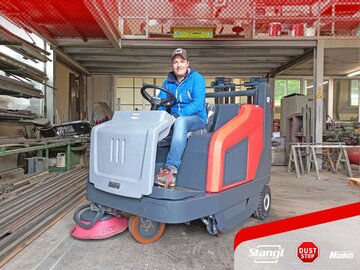 Mitarbeiter in Leogang übernimmt neue Aufsitz-Kehrmaschine von Stangl mit Hochentleerung