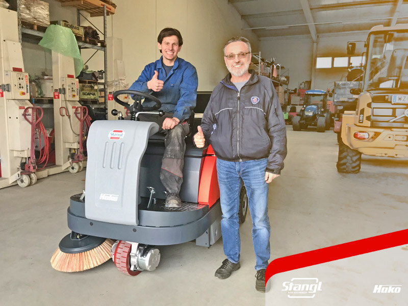 Mitarbeiter in Sinabelkirchen übernehmen neue Aufsitz-Kehrmaschinen von Stangl mit Hochentleerung