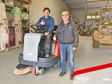 Mitarbeiter in Sinabelkirchen übernehmen neue Aufsitz-Kehrmaschinen von Stangl mit Hochentleerung