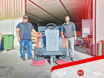 Mitarbeiter in Ebbs übernehmen neue Aufsitz-Kehrmaschinen von Stangl mit Hochentleerung