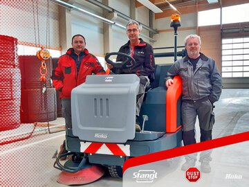 Mitarbeiter in Pischelsdorf übernehmen neue Aufsitz-Kehrmaschine von Stangl mit Hochentleerung