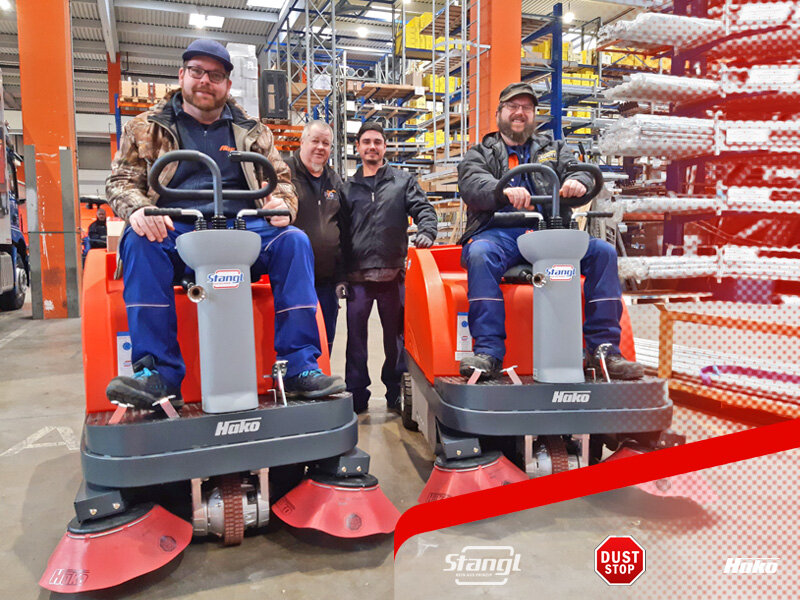 Mitarbeiter bei der Übernahme der Stangl Aufsitz-Kehrmaschinen Sweepmaster B900-R von Stangl in Klagenfurt