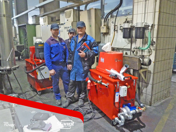 zwei neue Ruwac Spänesauger von Stangl an Industriekunden übergeben