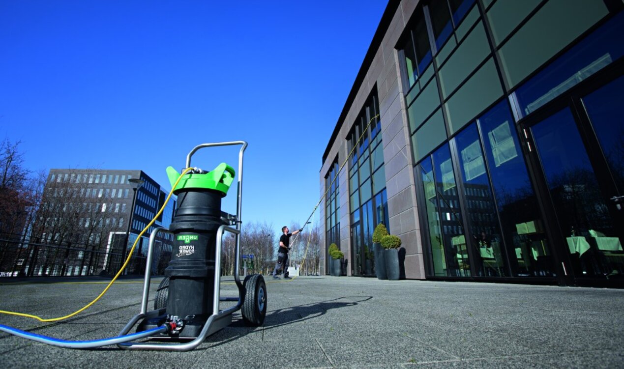 Reinigen mit Unger Reinwasser durch entmineralisiertes Wasser für Flächenreinigung ohne Chemie bei Stangl | © Unger