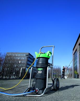 Reinigen mit Unger Reinwasser durch entmineralisiertes Wasser für Flächenreinigung ohne Chemie bei Stangl | © Unger