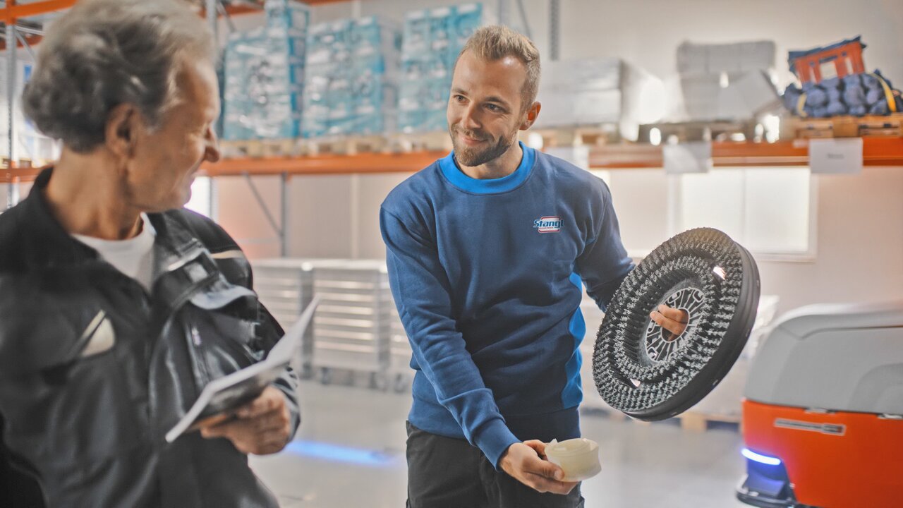 Stangl Kundendienst übergibt einem Kunden Verschleißteile