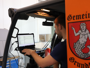 Stangl Kundendienst Mitarbeiter führt eine Wartung bei Kommunalmaschine durch