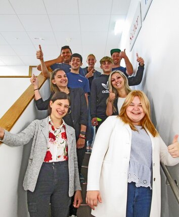 Gruppenfoto zum Ausbildungsstart der Stangl Lehrlinge 2023 gemeinsam mit ihren Buddies 